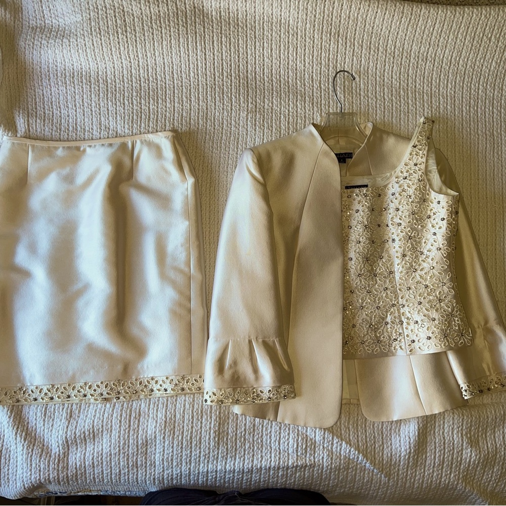 Tahari women’s 3-piece suit, off-white, size 4